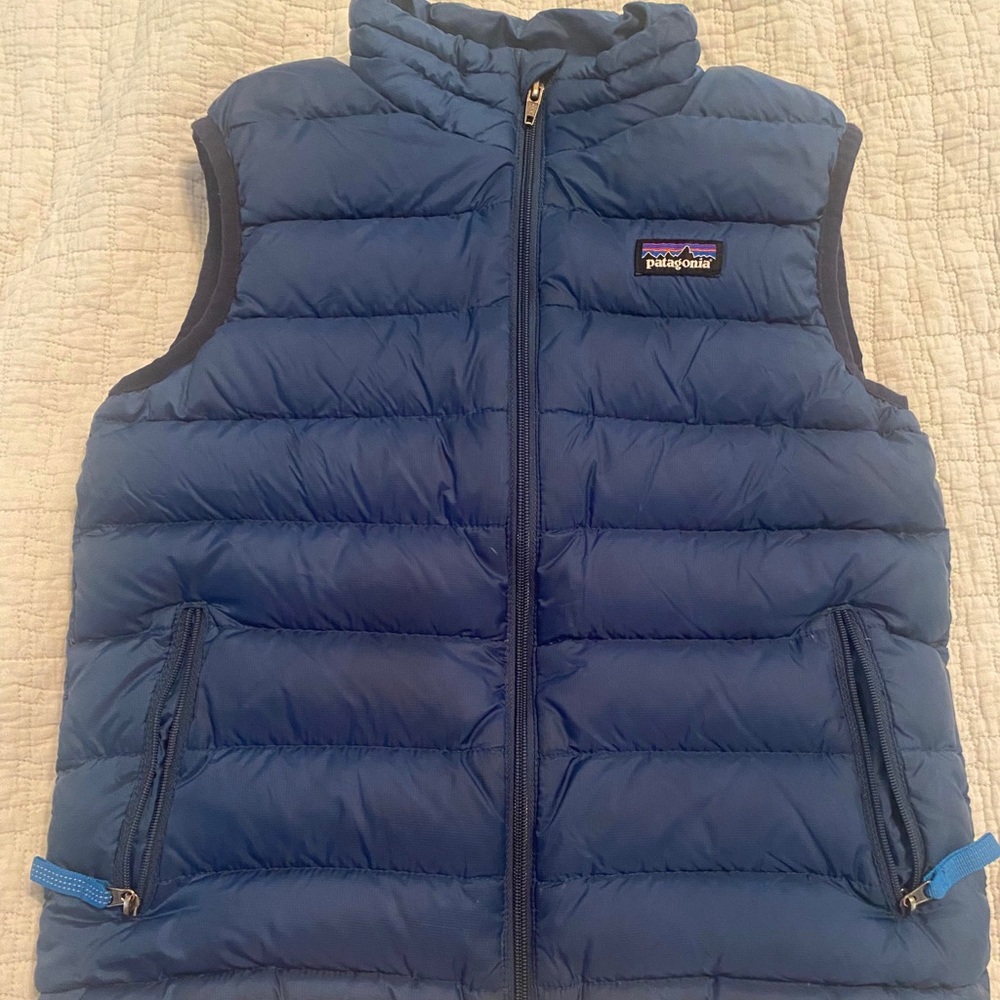 Navy blue Patagonia vest size 2T. Excellent, like new condition. Smoke free home